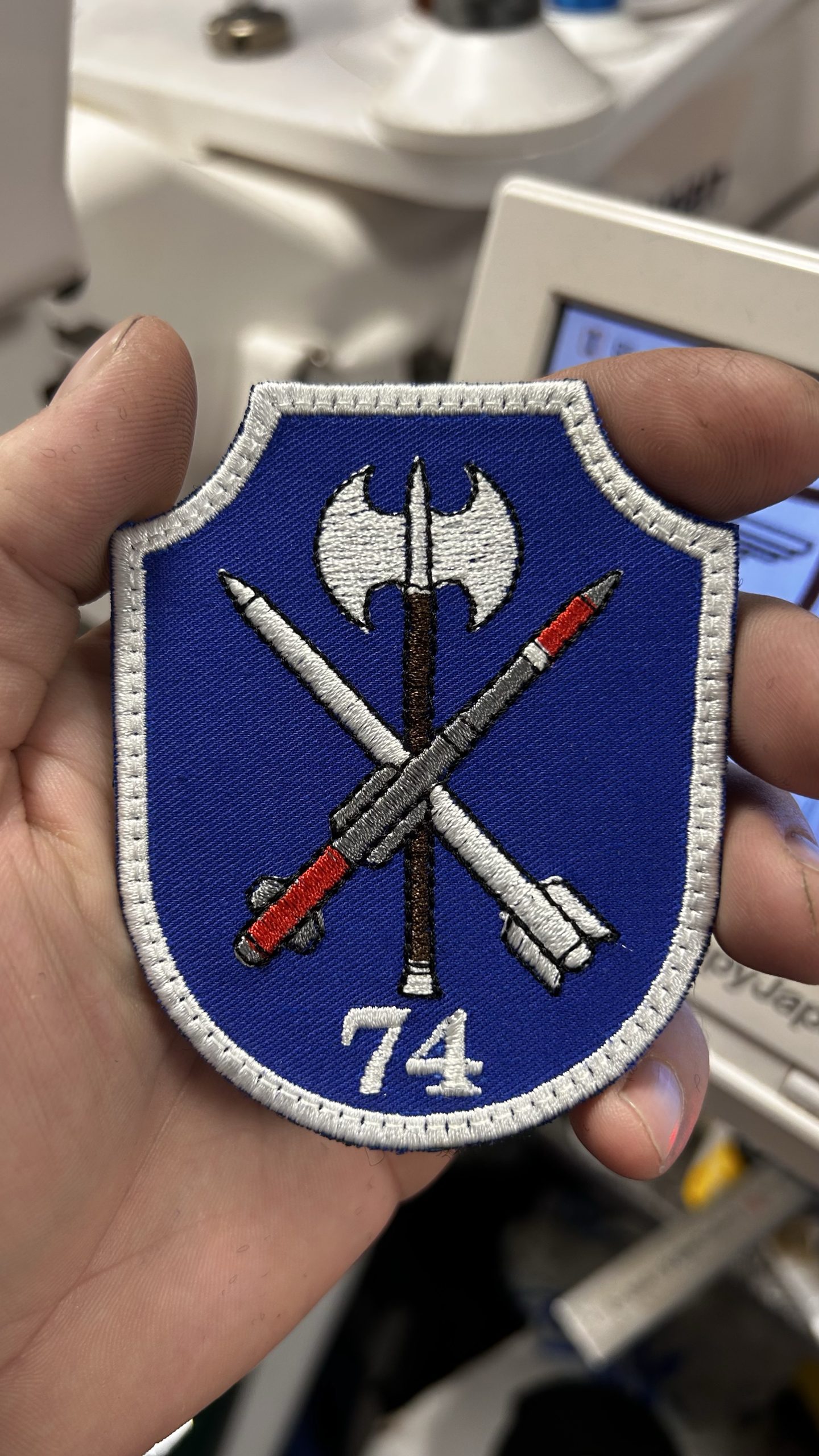 Emblemă militară brodată
