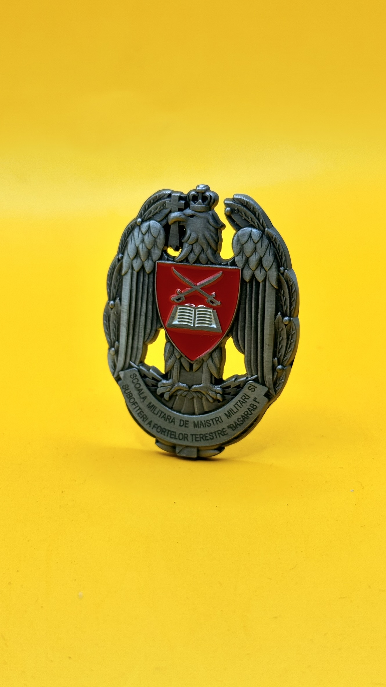 Insignă absolvent Școala Militară Basarab I din metal emailat